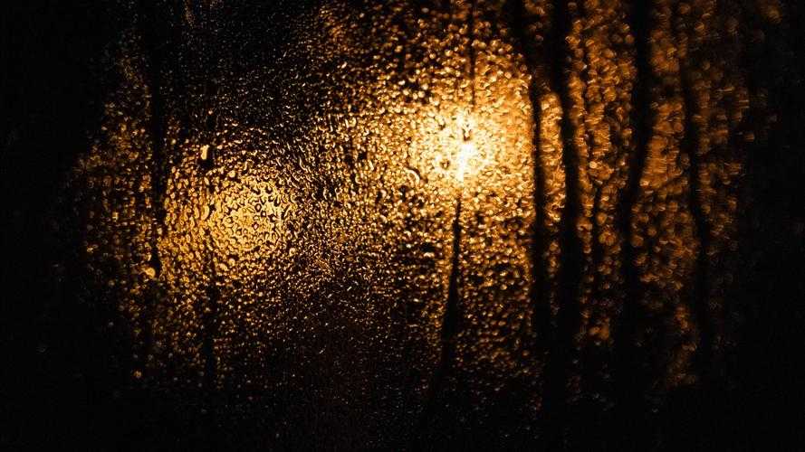 雨打在铁皮棚上的声音